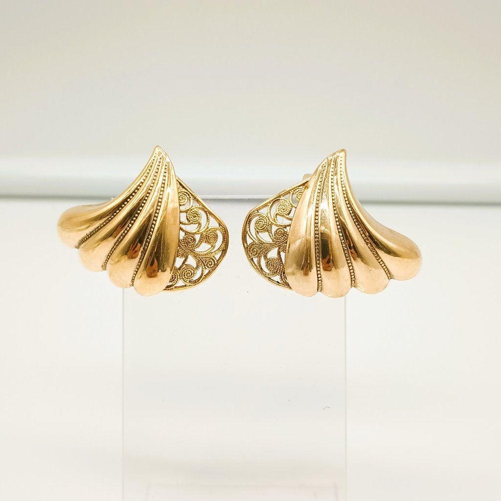 Filigree Gold Tone Fan Earrings Ribbed Ornate Vine Clip On